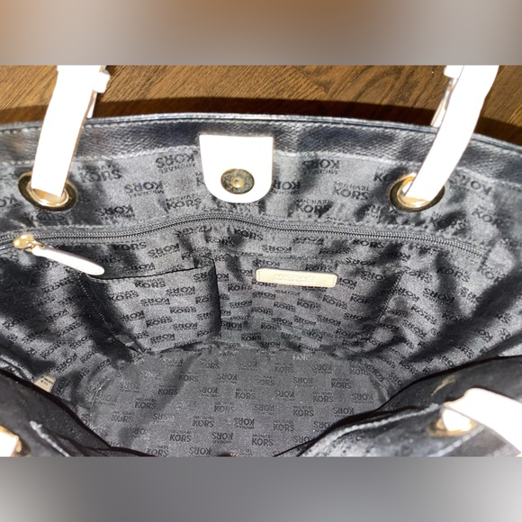 MICHEAL KORS black purse - Picture 3 of 3